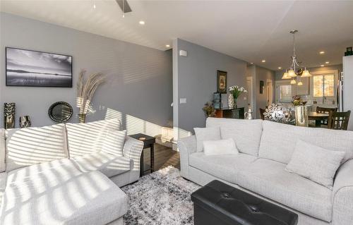 6-1910 11 Avenue, Salmon Arm, BC - Indoor Photo Showing Living Room