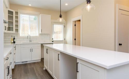 6-1910 11 Avenue, Salmon Arm, BC - Indoor Photo Showing Kitchen