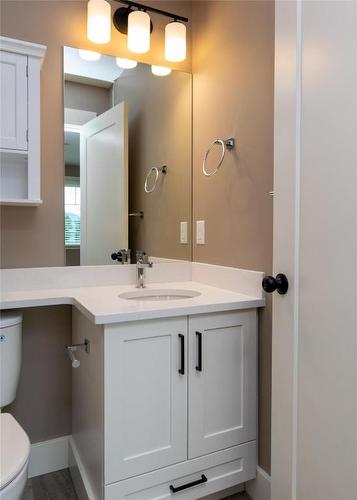 2-1910 11 Avenue, Salmon Arm, BC - Indoor Photo Showing Bathroom