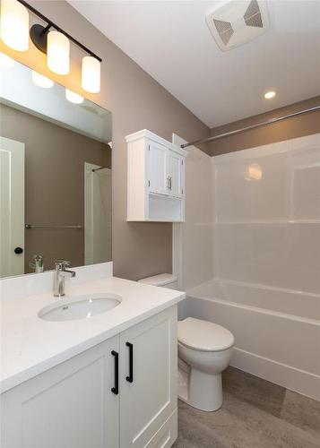 2-1910 11 Avenue, Salmon Arm, BC - Indoor Photo Showing Bathroom