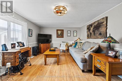 150 - 3033 Townline Road, Fort Erie, ON - Indoor Photo Showing Living Room