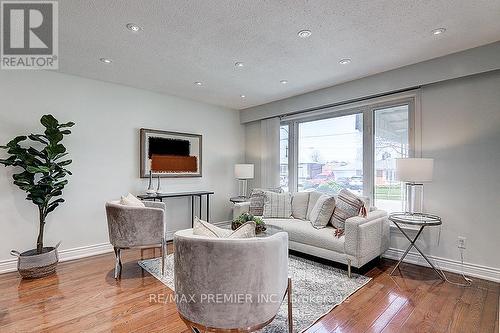 42 Wilmont Drive, Toronto, ON - Indoor Photo Showing Living Room