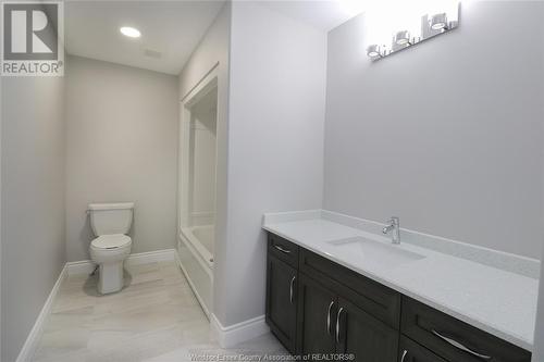 2566 Mayfair, Lasalle, ON - Indoor Photo Showing Bathroom