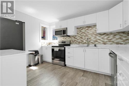 114 Mcclintock Way, Ottawa, ON - Indoor Photo Showing Kitchen With Double Sink With Upgraded Kitchen