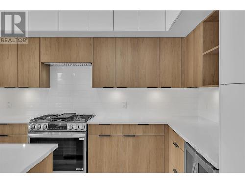 972 Wilson Avenue, Kelowna, BC - Indoor Photo Showing Kitchen With Upgraded Kitchen