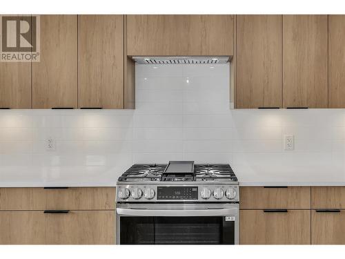 972 Wilson Avenue, Kelowna, BC - Indoor Photo Showing Kitchen With Upgraded Kitchen