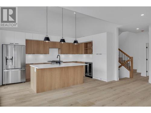 972 Wilson Avenue, Kelowna, BC - Indoor Photo Showing Kitchen