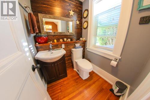 413 Nelson  Avenue, Nelson, BC - Indoor Photo Showing Bathroom