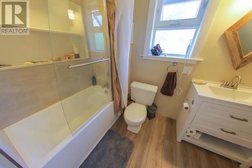 413 Nelson  Avenue, Nelson, BC - Indoor Photo Showing Bathroom