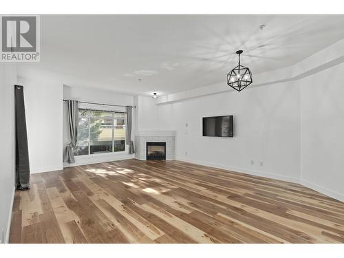 1905 Pandosy Street Unit# 101, Kelowna, BC - Indoor Photo Showing Living Room With Fireplace