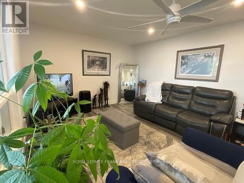 9 Locust Lane, Curve Lake First Nation 35 (Curve Lake First Nation), ON - Indoor Photo Showing Living Room