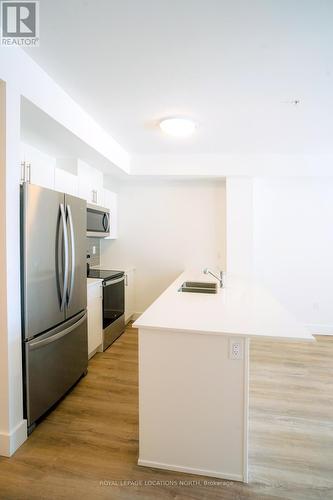 124 - 4 Kimberly Lane, Collingwood, ON - Indoor Photo Showing Kitchen With Double Sink