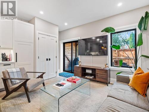 238 Garden Avenue, Toronto, ON - Indoor Photo Showing Living Room