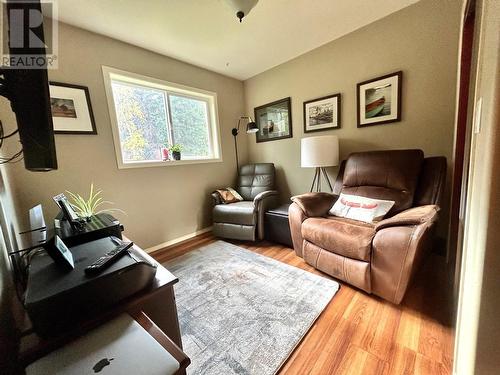 3240 Barriere South Road, Barriere, BC - Indoor Photo Showing Living Room