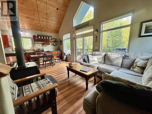 3240 Barriere South Road, Barriere, BC - Indoor Photo Showing Living Room