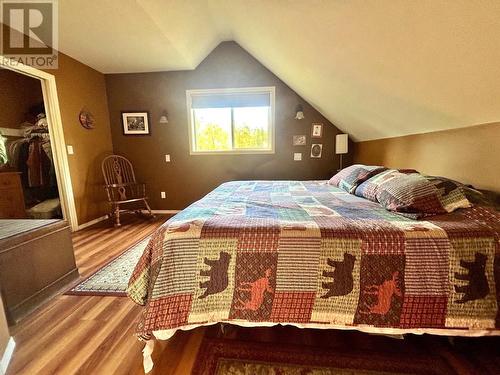 3240 Barriere South Road, Barriere, BC - Indoor Photo Showing Bedroom