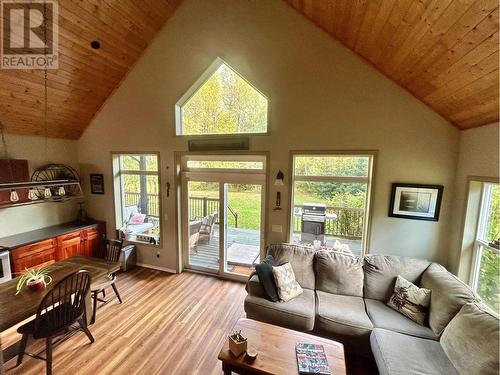 3240 Barriere South Road, Barriere, BC - Indoor Photo Showing Living Room