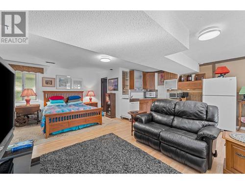 1747 Clifford Avenue, Kamloops, BC - Indoor Photo Showing Bedroom