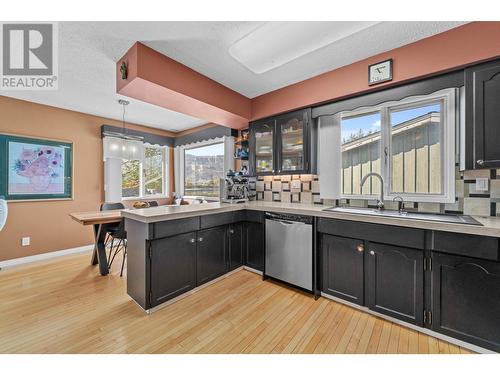 1747 Clifford Avenue, Kamloops, BC - Indoor Photo Showing Kitchen With Double Sink