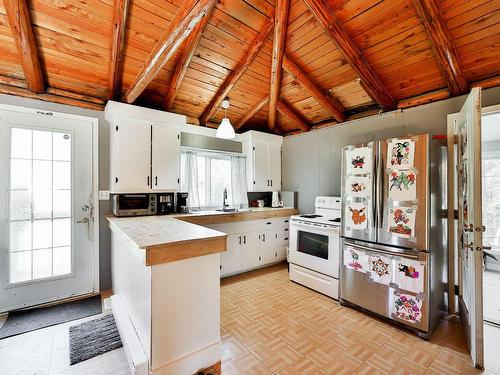 Kitchen - 26 Rue Du Guerrier, Sainte-Marguerite-Du-Lac-Masson, QC - Indoor Photo Showing Kitchen With Double Sink