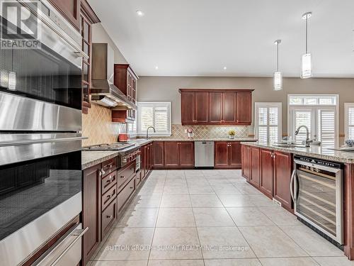 54 Viewmount Crescent, Brampton, ON - Indoor Photo Showing Kitchen With Upgraded Kitchen