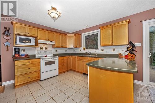 506 David Manchester Road, Carp, ON - Indoor Photo Showing Kitchen