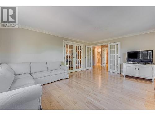 14103 Tamarack Drive, Coldstream, BC - Indoor Photo Showing Living Room