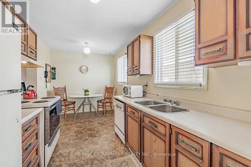 6930 Cordingley Crescent, Mississauga, ON - Indoor Photo Showing Kitchen With Double Sink