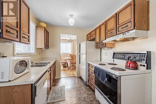 6930 Cordingley Crescent, Mississauga, ON - Indoor Photo Showing Kitchen With Double Sink