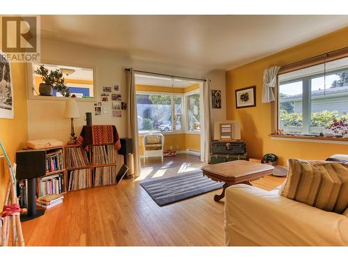 125 Chatham  Street, Nelson, BC - Indoor Photo Showing Living Room