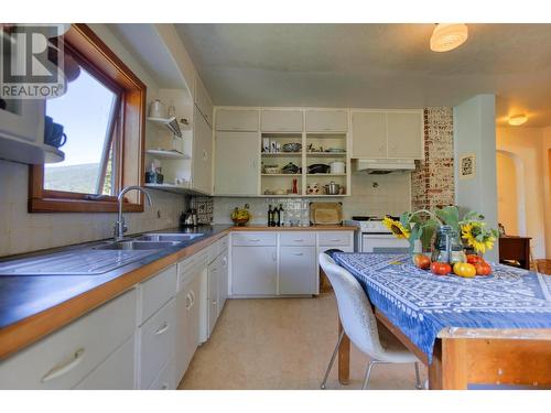 125 Chatham  Street, Nelson, BC - Indoor Photo Showing Kitchen With Double Sink