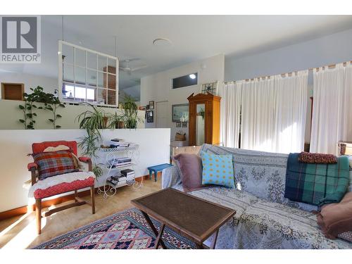 125 Chatham  Street, Nelson, BC - Indoor Photo Showing Living Room