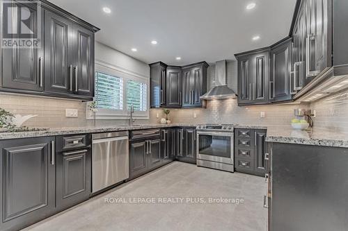 4252 Starlight Crescent, Mississauga, ON - Indoor Photo Showing Kitchen With Upgraded Kitchen