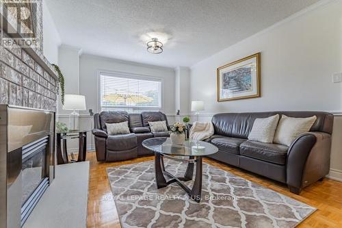 4252 Starlight Crescent, Mississauga, ON - Indoor Photo Showing Living Room