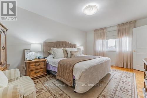 4252 Starlight Crescent, Mississauga, ON - Indoor Photo Showing Bedroom