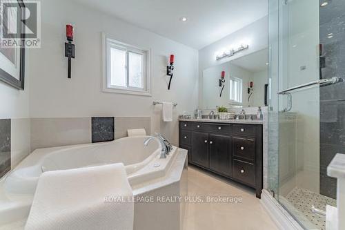 4252 Starlight Crescent, Mississauga, ON - Indoor Photo Showing Bathroom