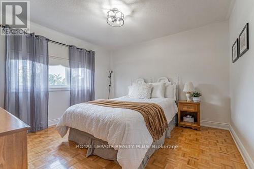 4252 Starlight Crescent, Mississauga, ON - Indoor Photo Showing Bedroom