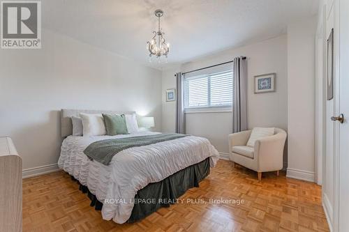 4252 Starlight Crescent, Mississauga, ON - Indoor Photo Showing Bedroom