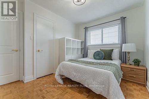 4252 Starlight Crescent, Mississauga, ON - Indoor Photo Showing Bedroom