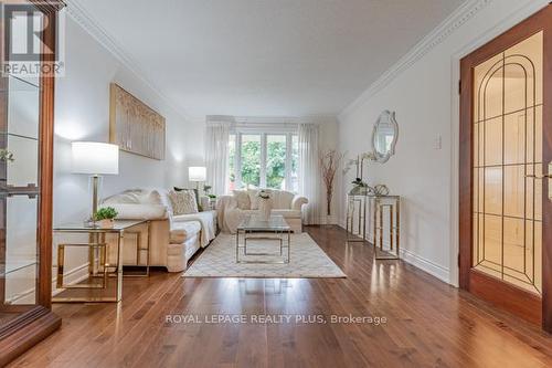 4252 Starlight Crescent, Mississauga, ON - Indoor Photo Showing Living Room