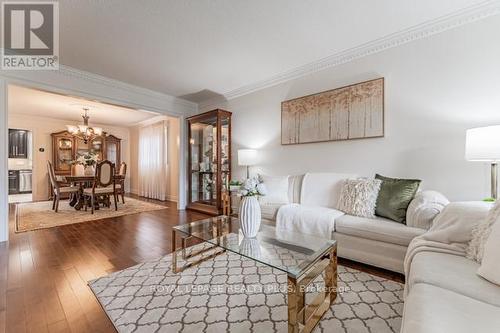 4252 Starlight Crescent, Mississauga, ON - Indoor Photo Showing Living Room