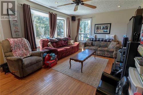 623 Stafford Street, Pembroke, ON - Indoor Photo Showing Living Room