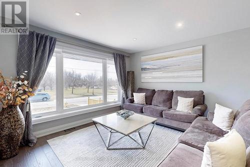 129 Exbury Road, Toronto, ON - Indoor Photo Showing Living Room