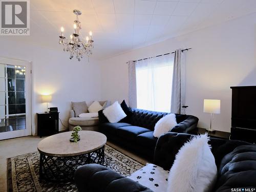 219 2Nd Avenue E, Rosetown, SK - Indoor Photo Showing Living Room