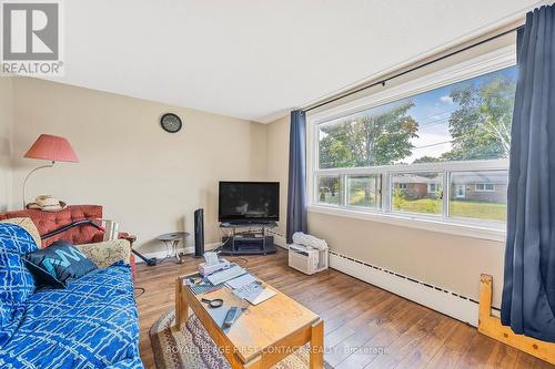 137 Vancouver Street, Barrie, ON - Indoor Photo Showing Living Room