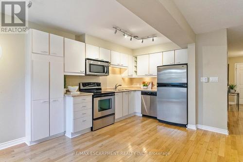 2362 Marine Drive, Oakville, ON - Indoor Photo Showing Kitchen