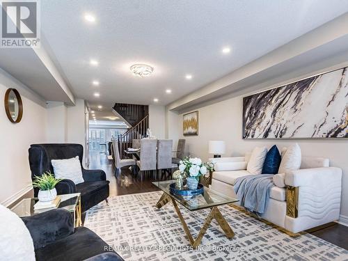 29 Finegan Circle, Brampton, ON - Indoor Photo Showing Living Room