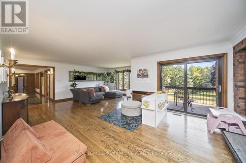 8 Beamish Court, Brampton, ON - Indoor Photo Showing Living Room