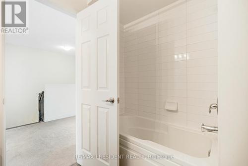 38 - 166 Deerpath Drive, Guelph, ON - Indoor Photo Showing Bathroom