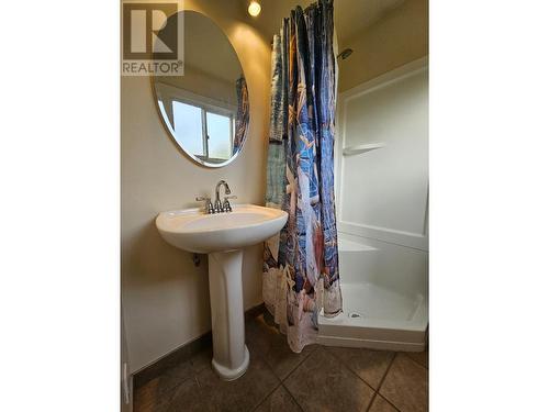 3431 Spruce Road, Chetwynd, BC - Indoor Photo Showing Bathroom